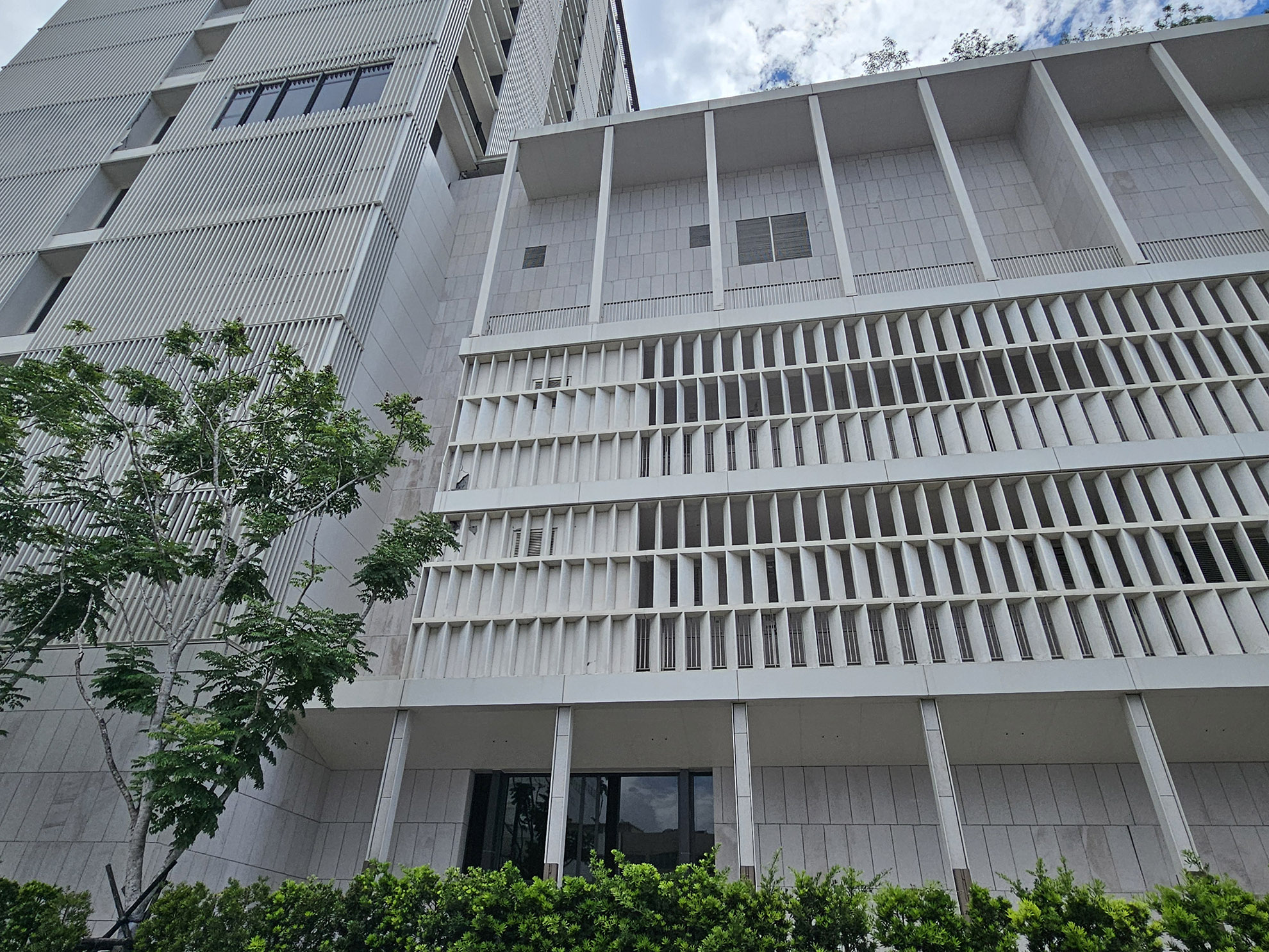 vue sur la partie connexion avec changement de rigidité. Joint très faible qui n'a pas permis de découpler les 2 parties. Faible endommagement sur la partie basse. 